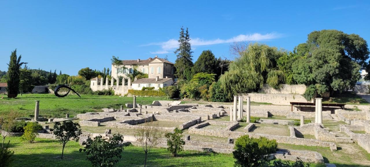 Logis Hotel Le Blason De Provence Monteux Bagian luar foto